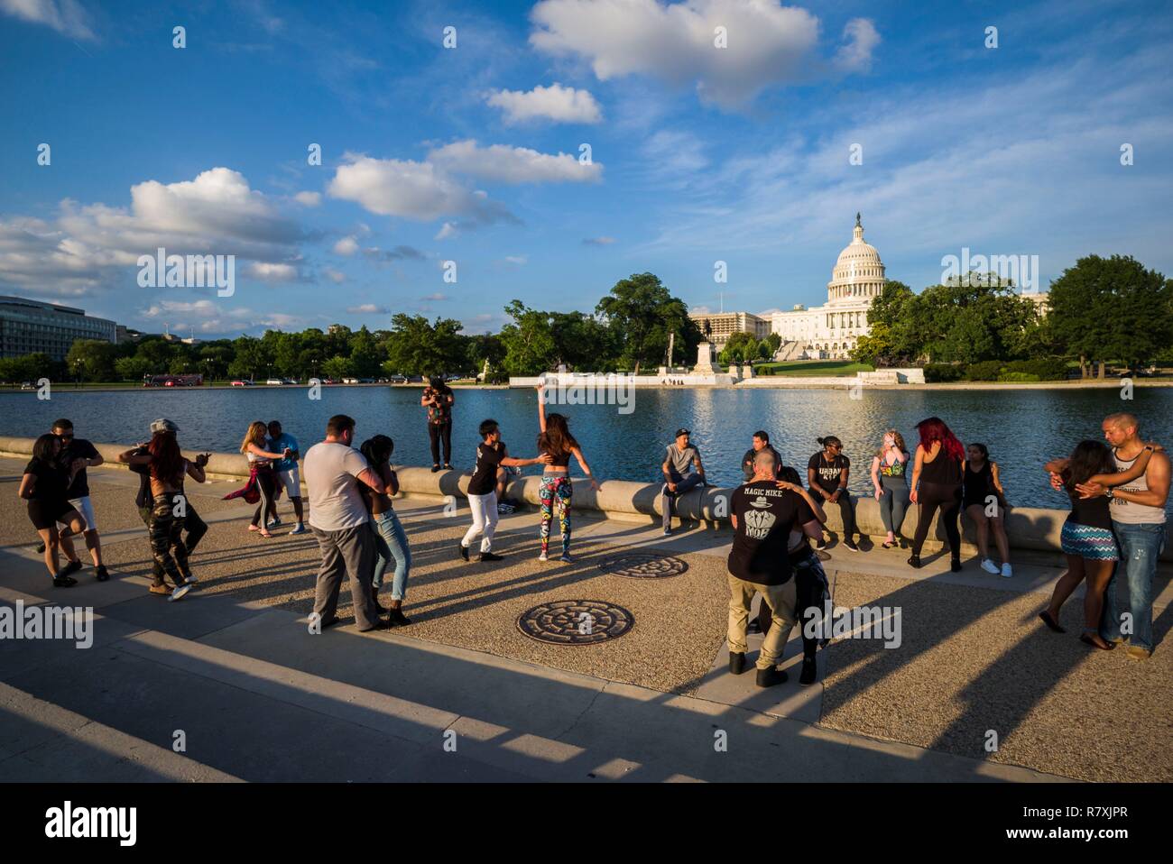 United States, District of Columbia, Washington, Soca Dance Flash Mob Tänzer tanzen durch das US Capitol Stockfoto