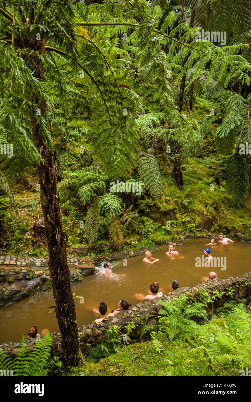 Portugal, Azoren, Sao Miguel Island, Caldeira Velha, Thermalaußenbecken Stockfoto