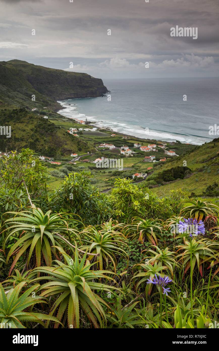 Portugal, Azoren, Santa Maria Island, Praia, Erhöhte Ansicht der Stadt und der Praia Formosa Strand, morgen Stockfoto