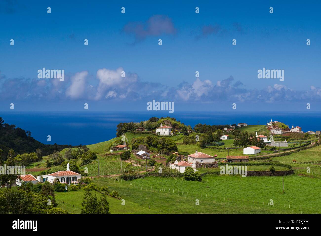 Portugal, Azoren, Santa Maria Island, Santo Antonio, erhöht mit Blick auf das Dorf Stockfoto