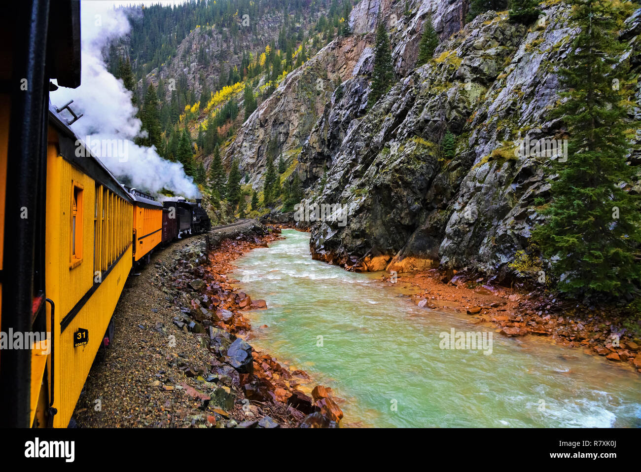 Dampflok entlang des Animas River. Stockfoto