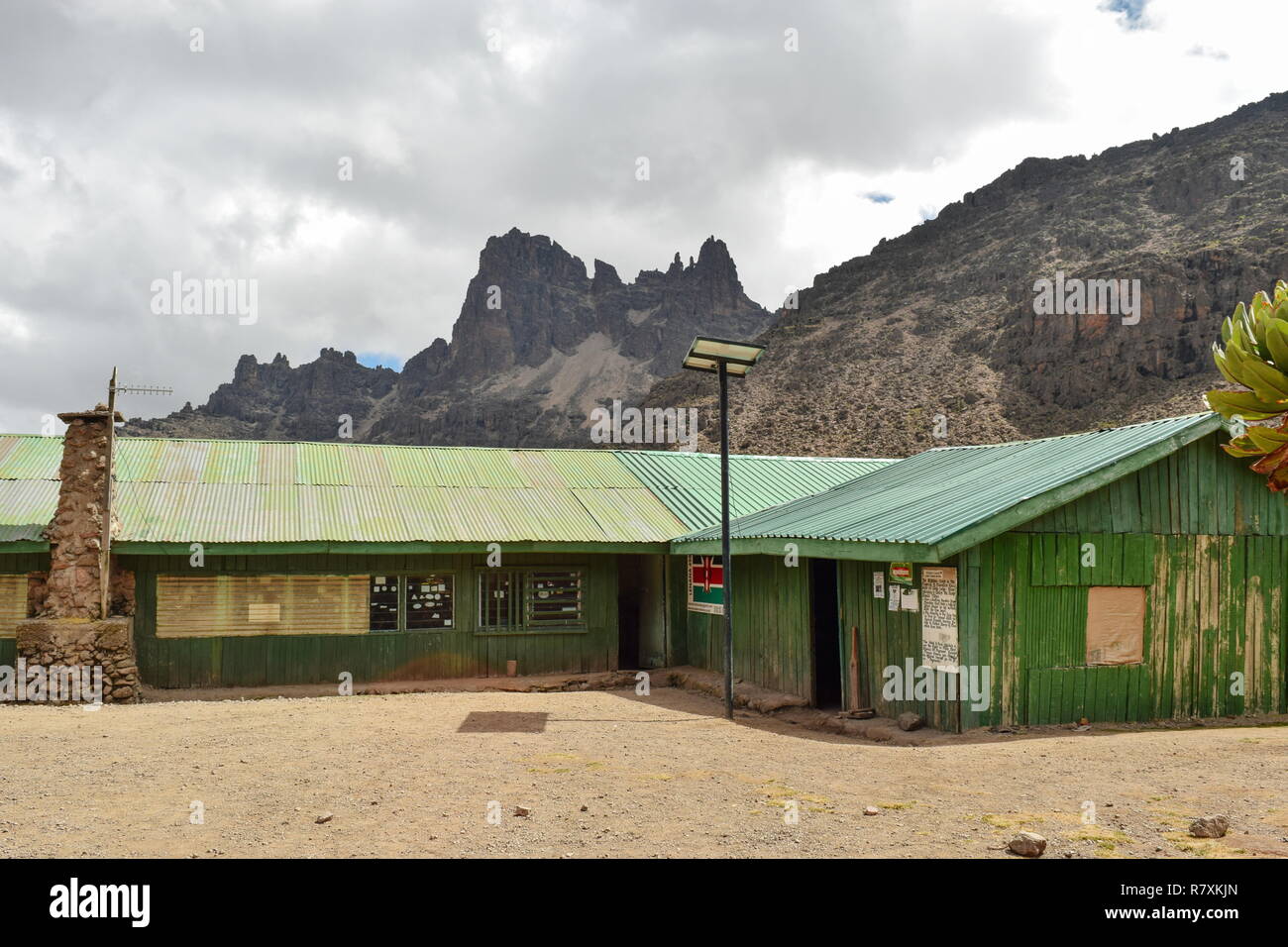 Kabine gegen einen Berg Hintergrund, Mount Kenya Stockfoto