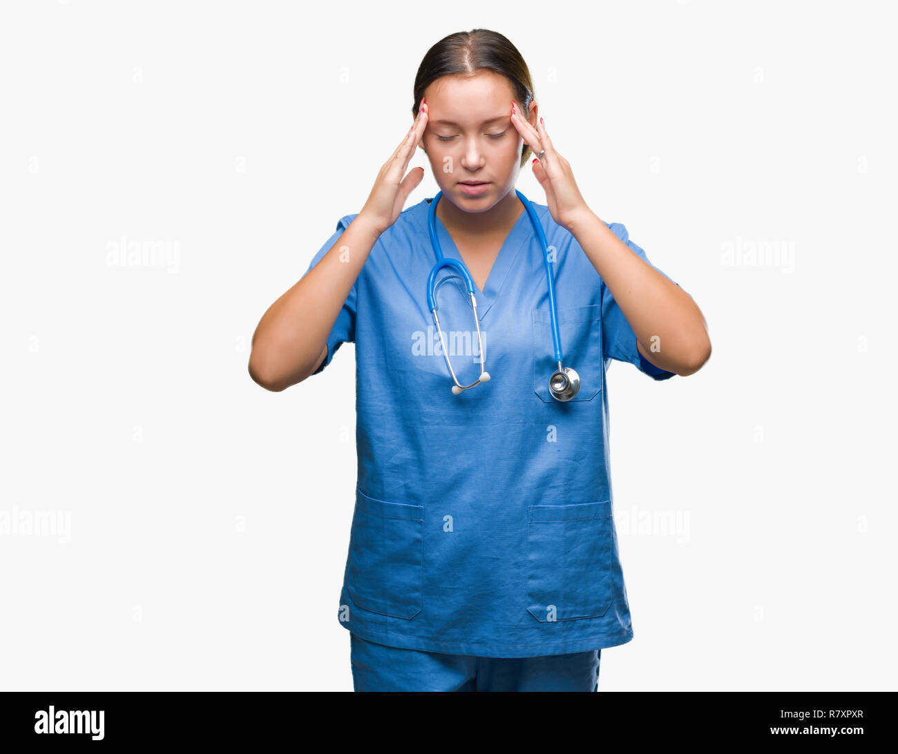 Junge kaukasier Arzt Frau mit medizinischen gleichmäßig über isolierte Hintergrund mit der Hand auf den Kopf für Schmerzen im Kopf, weil Stress. Migräne leiden. Stockfoto