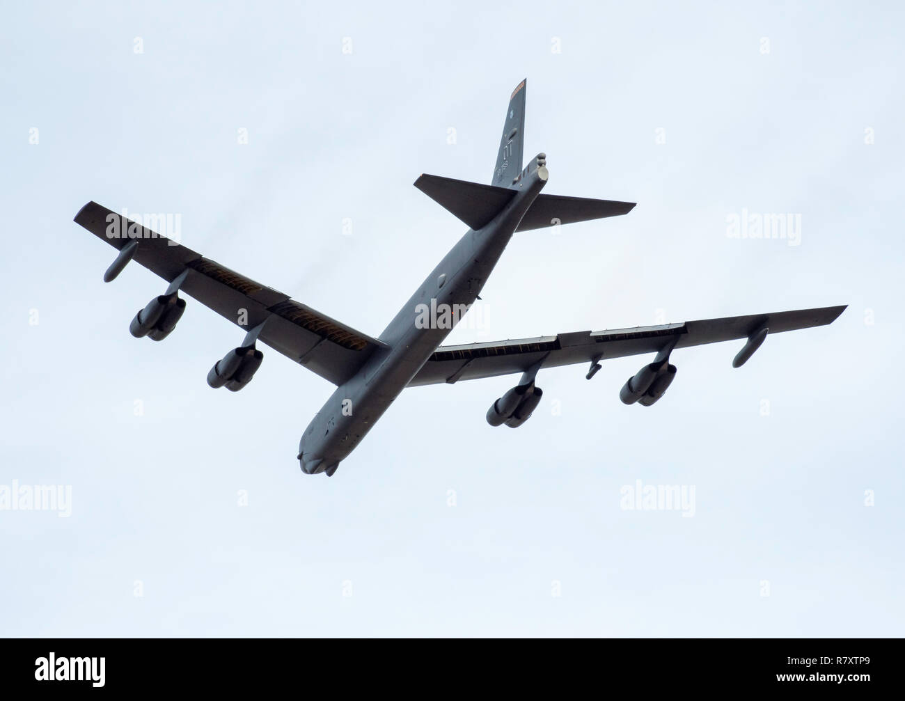 BOSSIER CITY, Louisiana, USA - Dezember 3, 2018: EIN US Air Force B-52 Bomber bereitet in Barksdale Air Force Base zu landen. Stockfoto