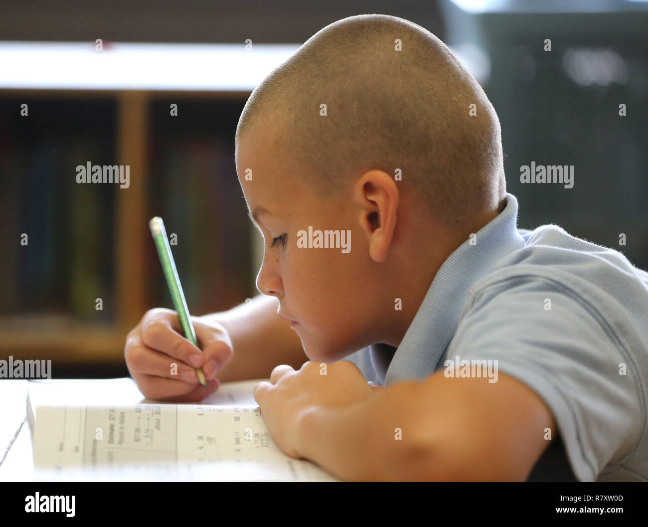 Grundschulkinder und Szenen an einer religiösen katholischen Schule im Raum Chicago im Jahr 2018. Stockfoto