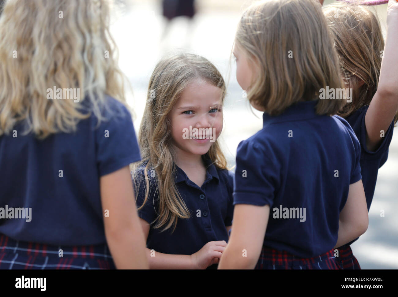 Grundschulkinder und Szenen an einer religiösen katholischen Schule im Raum Chicago im Jahr 2018. Stockfoto