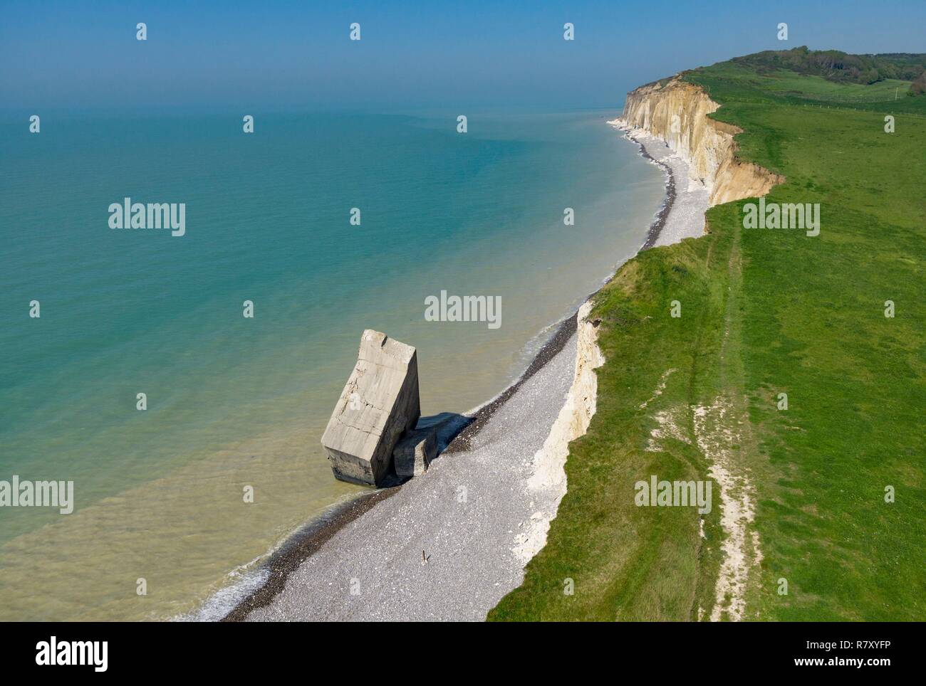 Frankreich, Seine-Maritime, Sainte Marguerite-sur-Mer, Bunker fiel von der Klippe und pflanzte in den Strand (Luftbild) Stockfoto