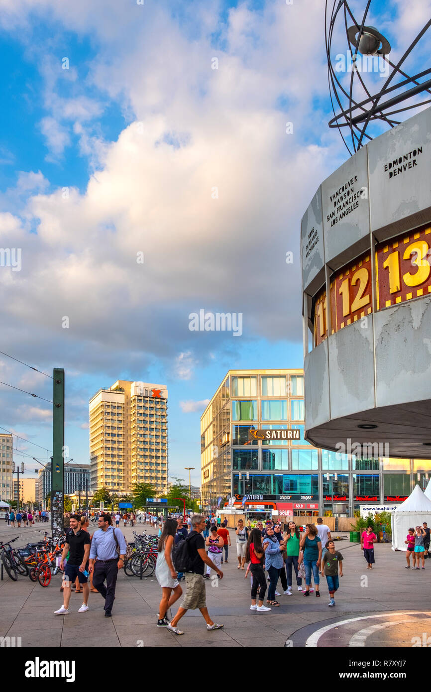 Berlin, Berlin/Deutschland - 2018/07/24: Historische Urania Weltzeituhr Bau - Weltzeituhr am Alexanderplatz in Mitte Quartal Stockfoto