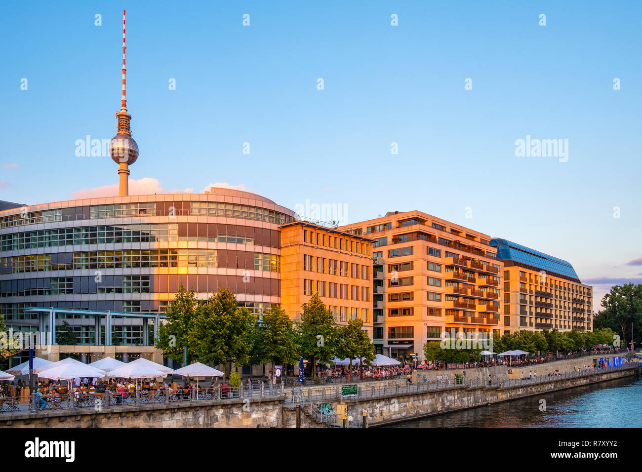 Berlin, Berlin/Deutschland - 2018/07/24: Panoramablick auf das historische Mitte Viertel von Berlin an der Spree mit Fernsehturm - Fernseh Stockfoto