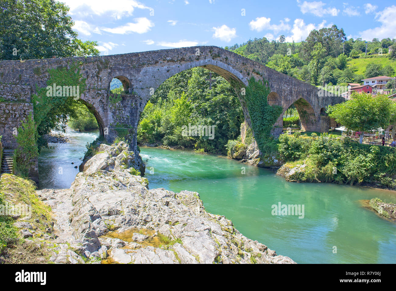 Römische Brücke (Puente Romano de Cangas de Onis) über den Fluss Sella, Cangas de Onis, Asturien, Spanien. Stockfoto