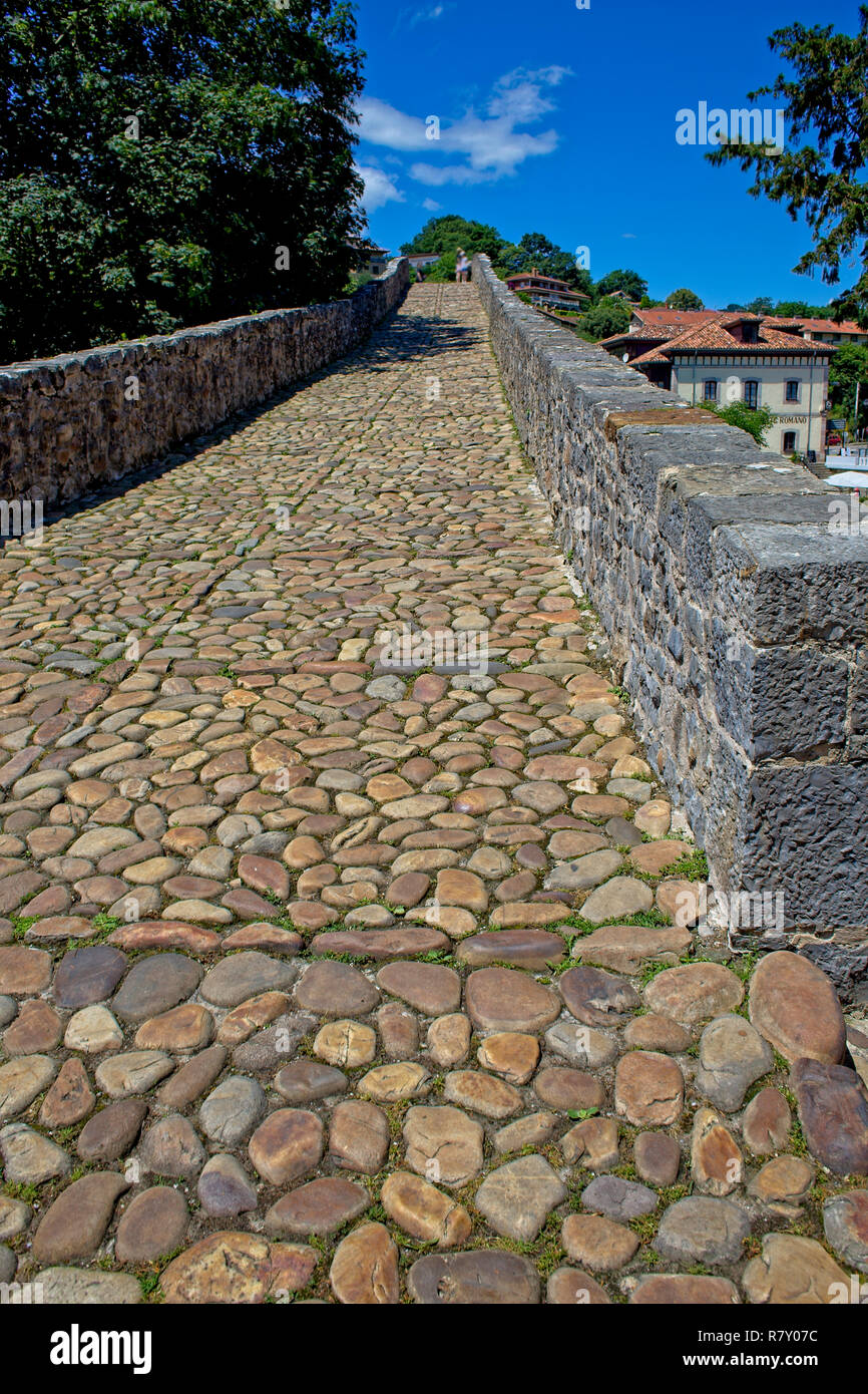 Die Kopfsteingepflasterten "road" auf die Römische Brücke (Puente Romano de Cangas de Onis) über den Fluss Sella, Cangas de Onis, Asturien, Spanien. Stockfoto