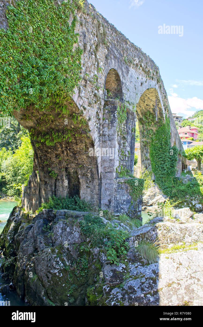 Römische Brücke (Puente Romano de Cangas de Onis) über den Fluss Sella, Cangas de Onis, Asturien, Spanien. Stockfoto