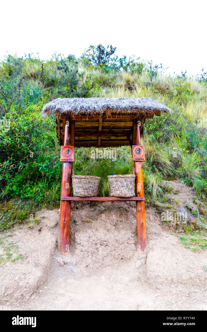 Umweltfreundliche, gewebte Körbe in einem Schutzraum - Recyclingbehälter am Pisac Inca Standort im Heiligen Tal, Peru Stockfoto