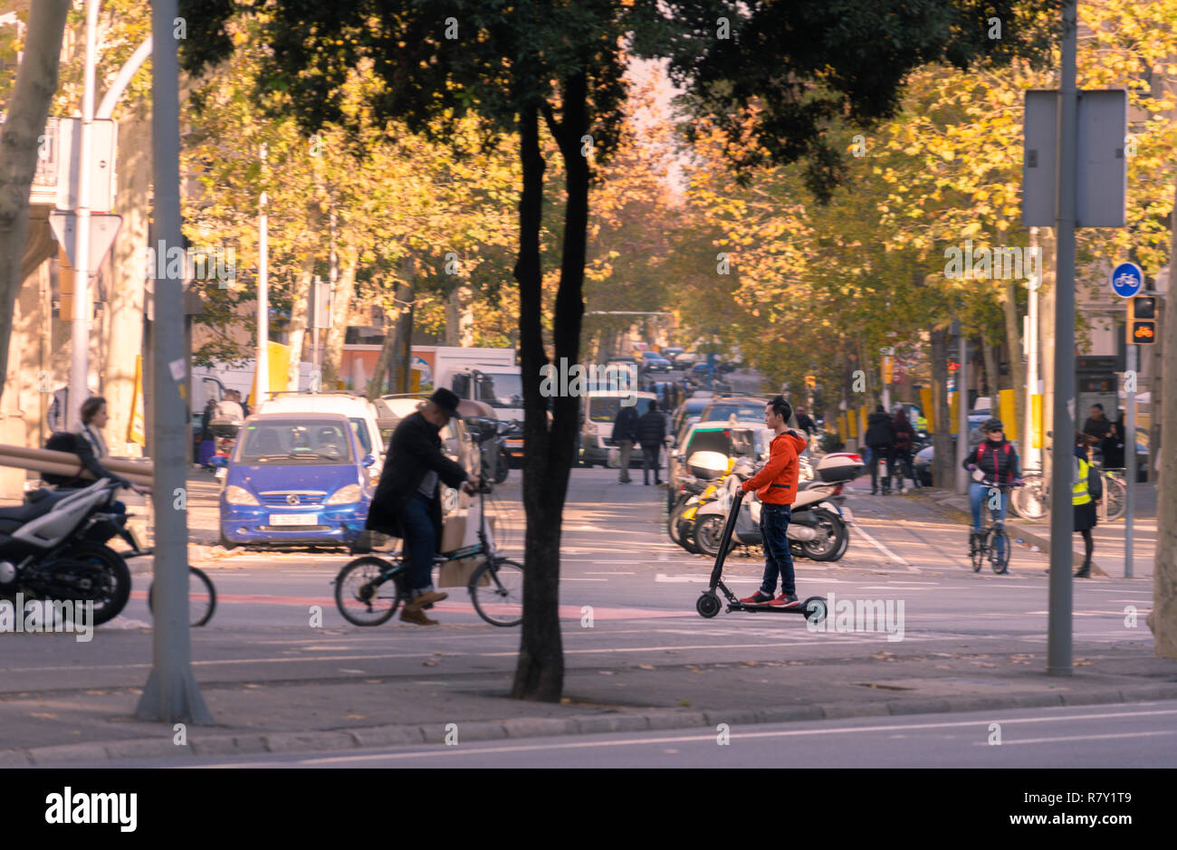 Barcelona, Spanien. Dezember 2018. Elektrische Roller fahren in einer Straße von Barcelona. EU-Städte wie Barcelona haben bereits spezifische Verordnungen vorbereitet Stockfoto
