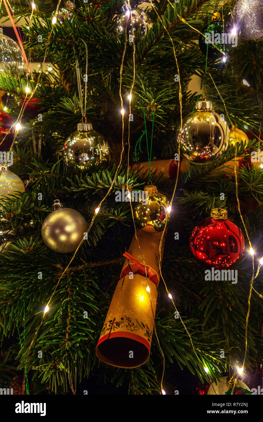 Nahaufnahme der Christbaum Kugeln und Garnituren am Weihnachtsbaum in einem Haus Stockfoto