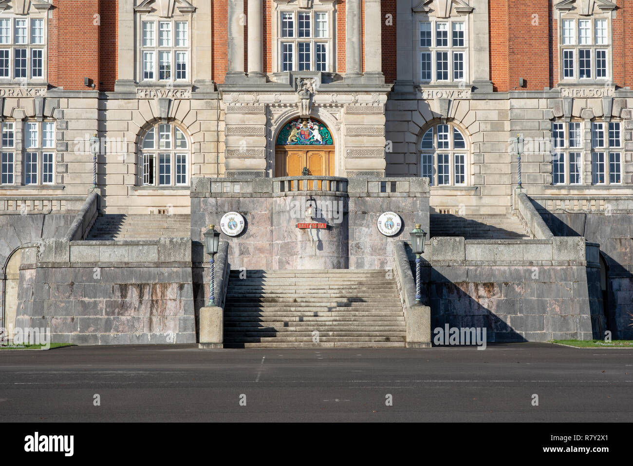 Vordere Tür Britannia Royal Naval College und Schritte Offiziere März während heraus Parade Stockfoto