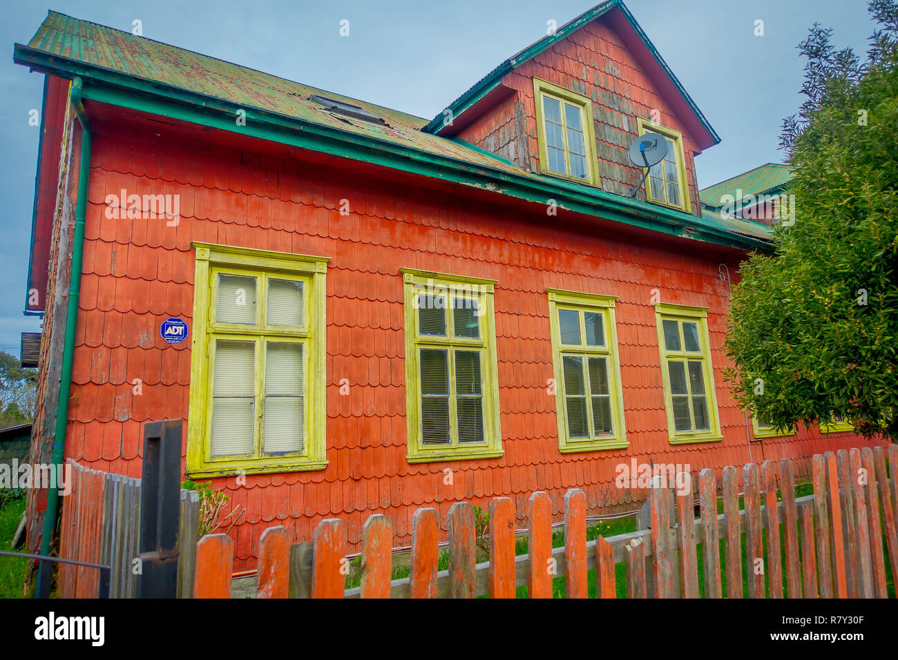 PUERTO VARAS, CHILE, September, 23, 2018: Im Freien von orange Holz- Haus mit gelben Fenstern in Puerto Varas, Chile Stockfoto