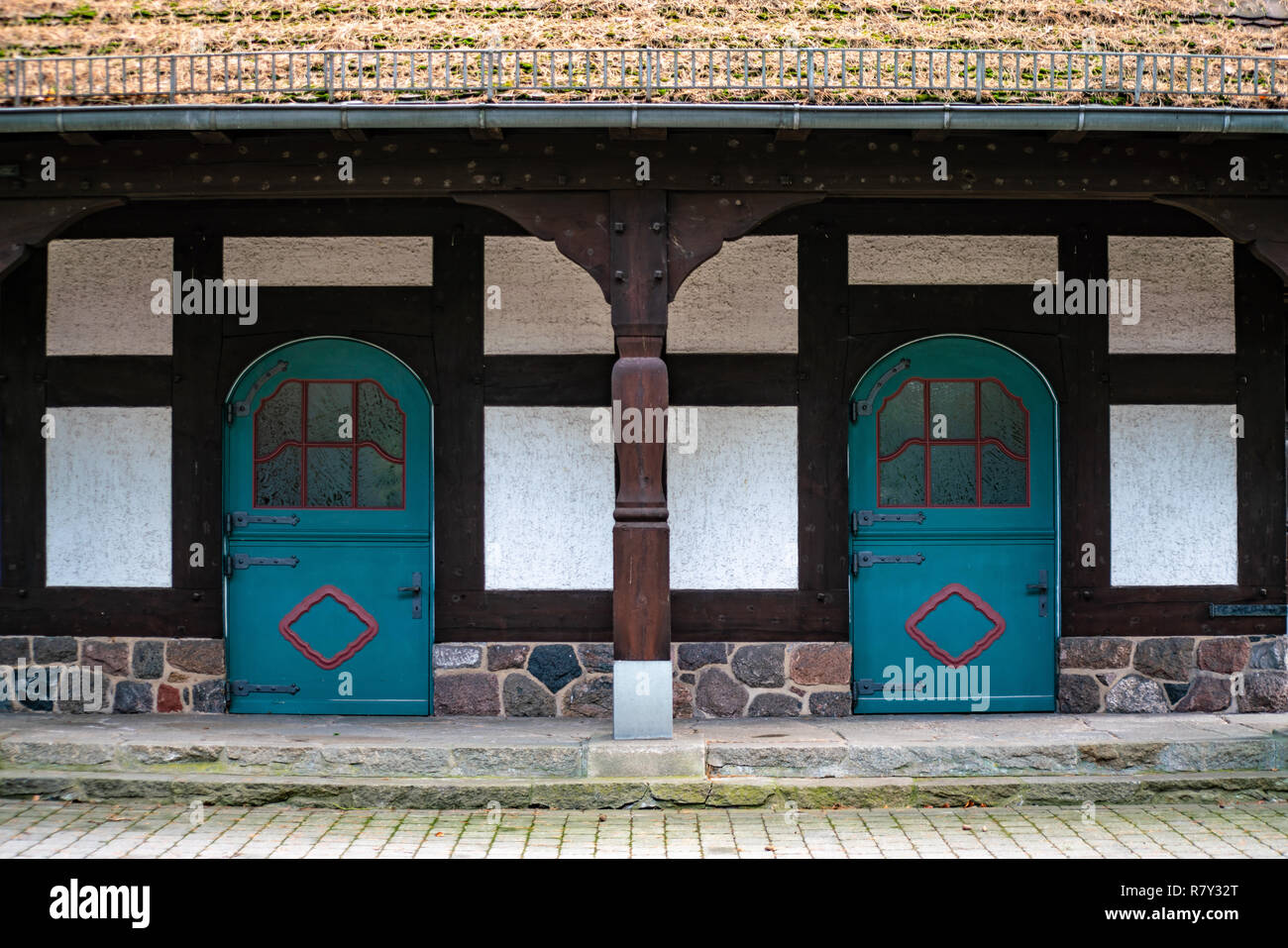 Jahrgang, runde Türen lackiert Blau und Rot mit geätztem Glas Panels in einem Fachwerkhaus Stockfoto