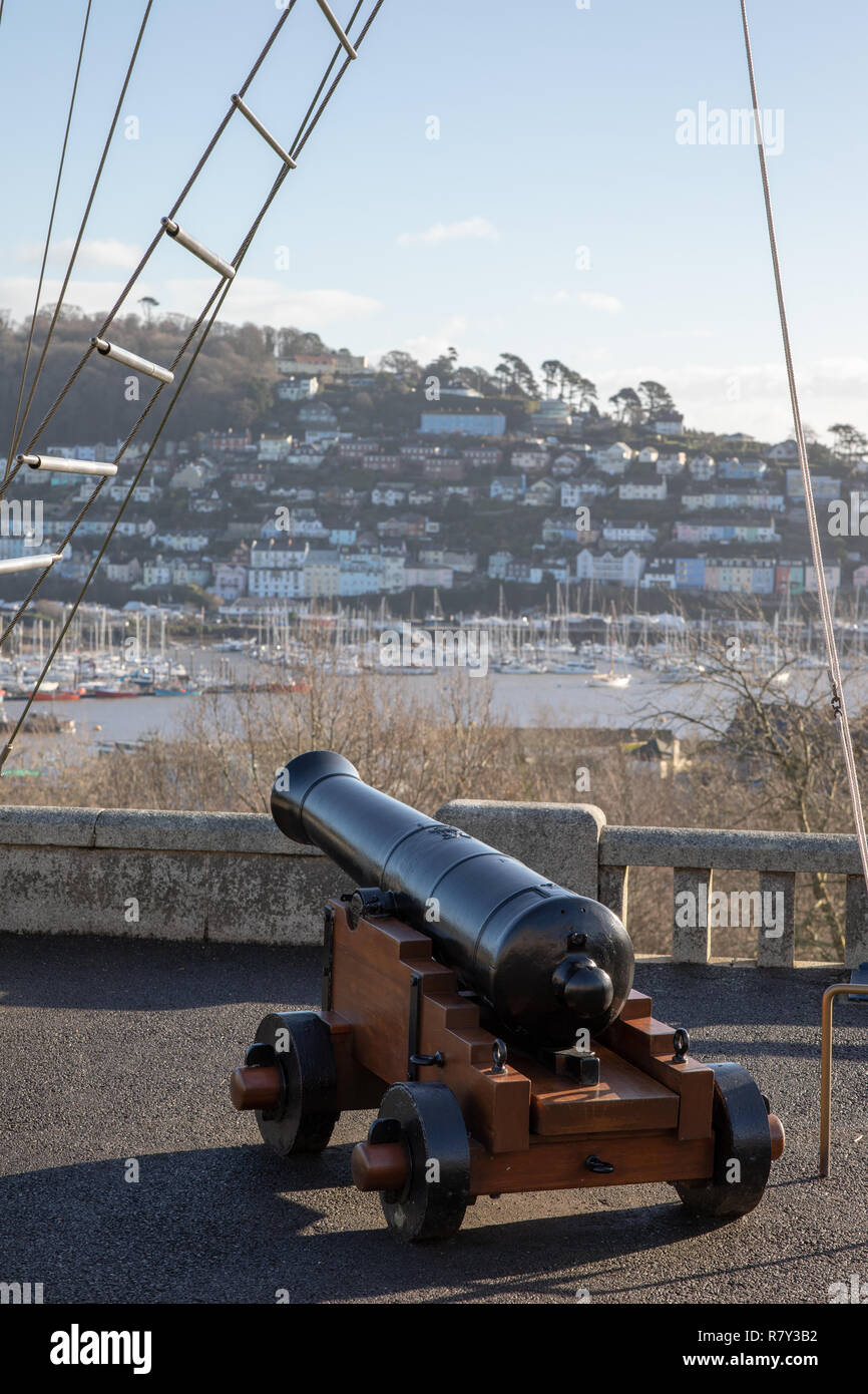 Canon auf Quarter Deck von Britannia Royal Naval College in Dartmouth und Fluss Dart Stockfoto