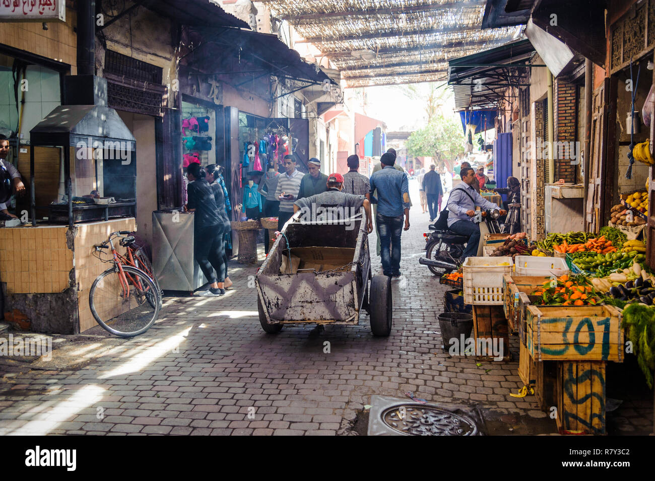 05-03-15, Marrakesch, Marokko. Street Scene im Souk, in der Medina. Foto: © Simon Grosset Stockfoto