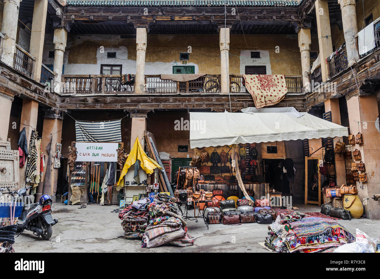 05-03-15, Marrakesch, Marokko. Eine kleine handwerkliche Kunsthandwerkermarkt in der alten, alten Teil der Stadt. Foto: © Simon Grosset Stockfoto
