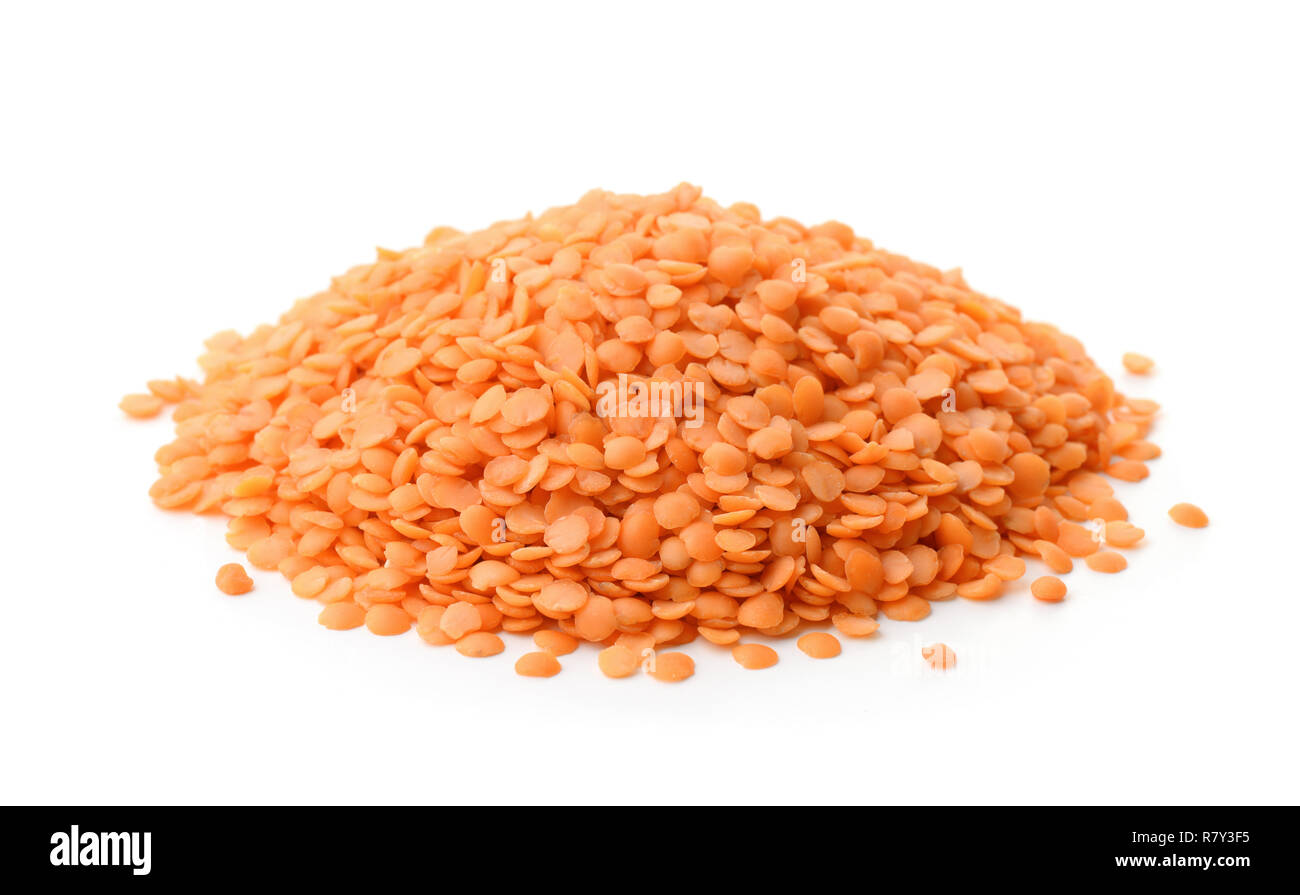 Stapel von Split rote Linsensuppe Samen isoliert auf weißem Stockfoto
