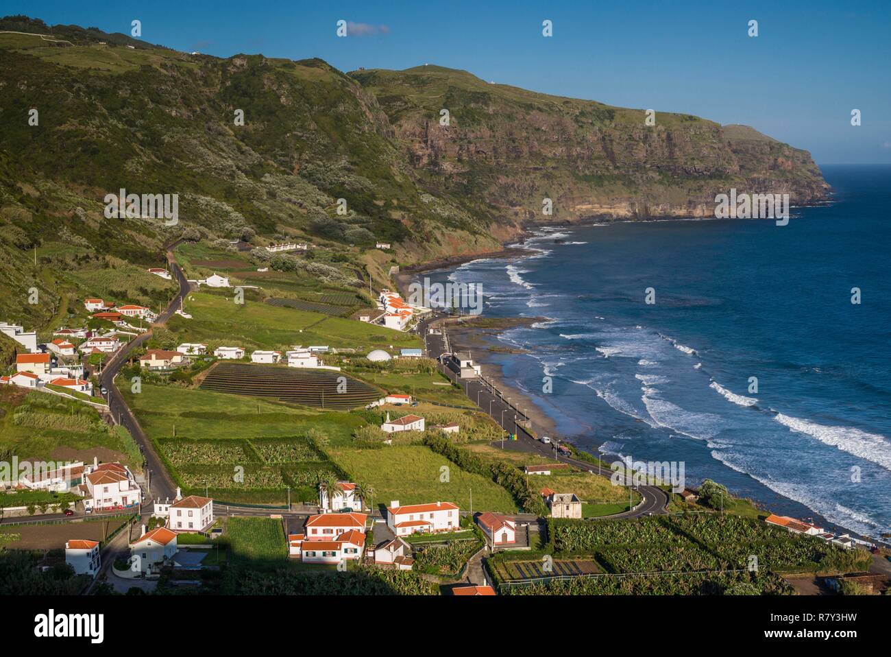 Portugal, Azoren, Santa Maria Island, Praia, Erhöhte Ansicht der Stadt und der Praia Formosa Strand, am späten Nachmittag Stockfoto
