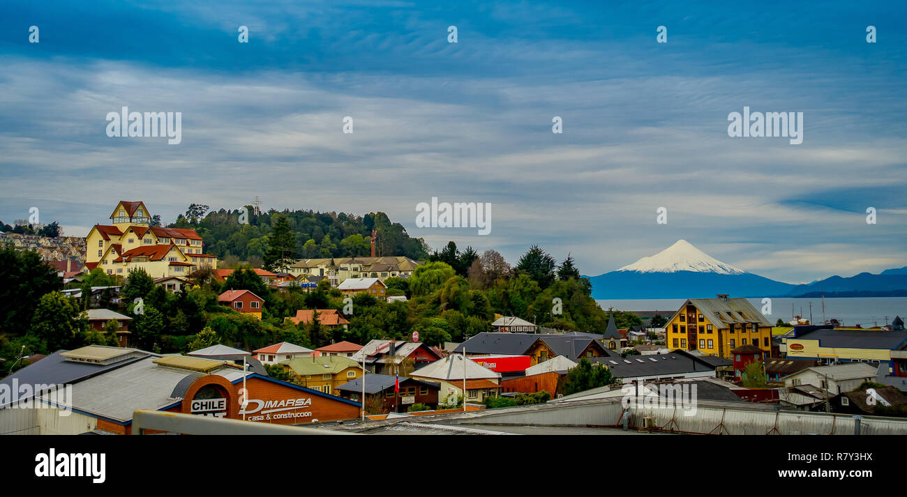 Stadt Puerto Varas mit Vulkan Osorno auf dem Hintergrund. Chile Stockfoto