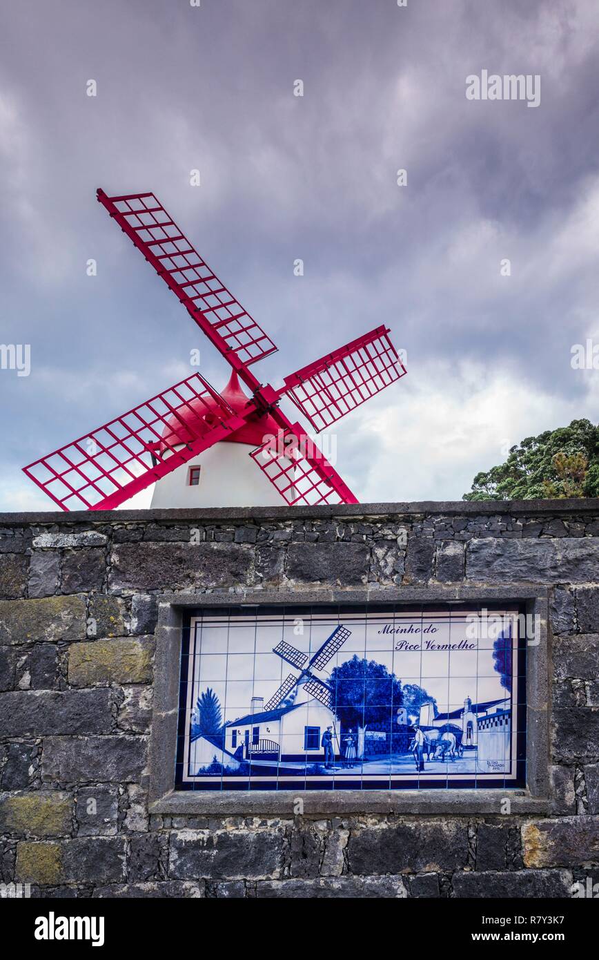 Portugal, Azoren, Sao Miguel, Pico Vermelho, Moinho do Pico Vermelho, traditionelle Windmühle Stockfoto