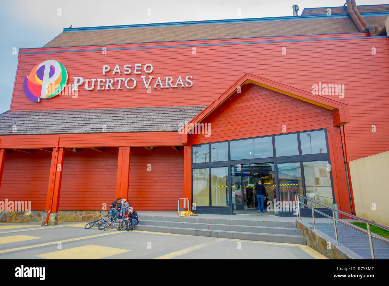 PUERTO VARAS, CHILE, September, 23, 2018: die Gruppe der Freunde bei der Paseo Puerto Varas, riesige Orange Gebäude aus Holz Chile, Südamerika Stockfoto