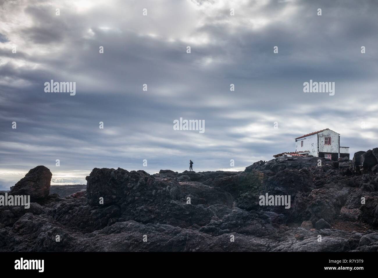 Portugal, Azoren, Insel Pico, Lajido, einsame Figur in der vulkanischen Landschaft Stockfoto