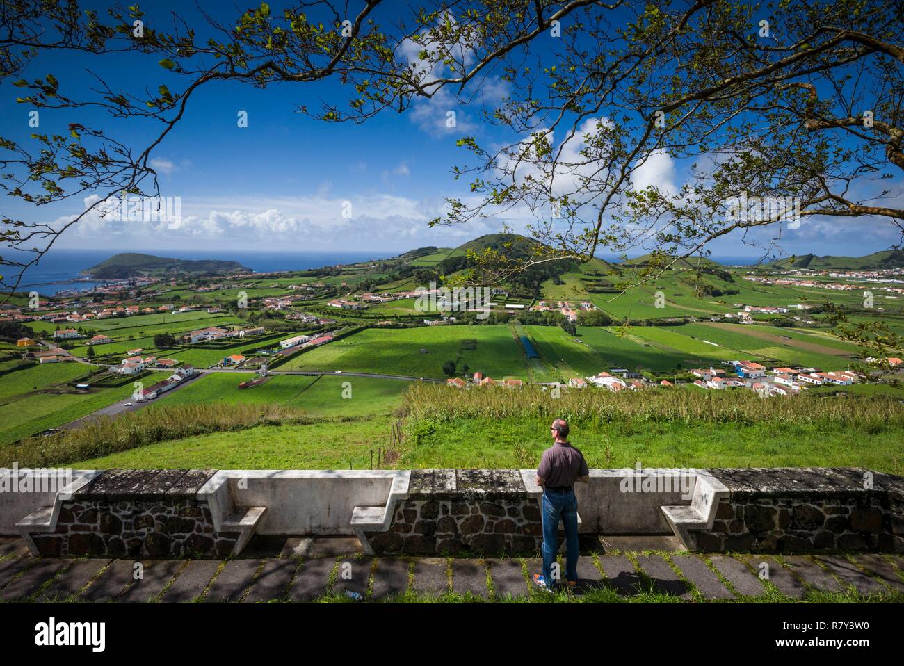 Portugal, Azoren, Faial Island, Flamengos, erhöhten Blick auf die Stadt. Stockfoto