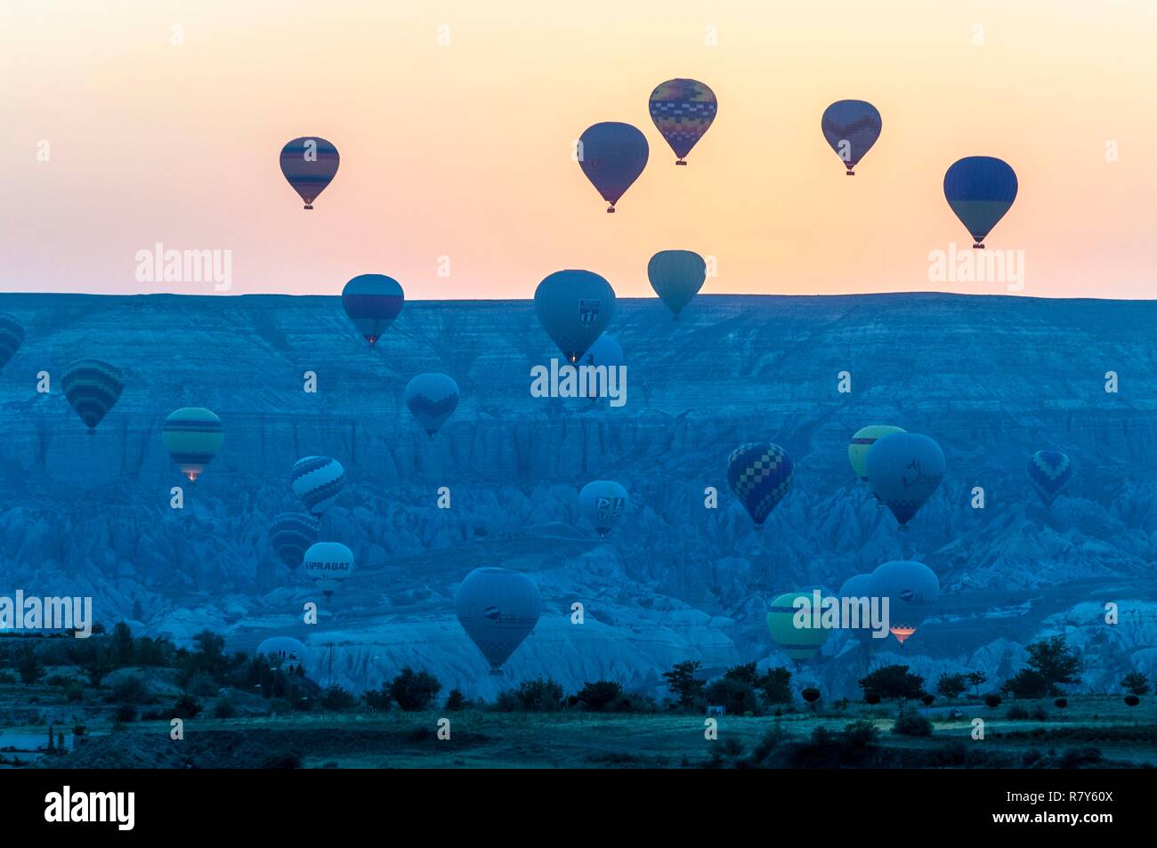 Türkei, Zentralanatolien, Nev &#x15f; ehir Provinz Kappadokien, Weltkulturerbe der UNESCO, Göreme, Flug von Heißluftballons über den vulkanischen Tuff Hügel der Nationalpark Göreme bei Sonnenaufgang Stockfoto