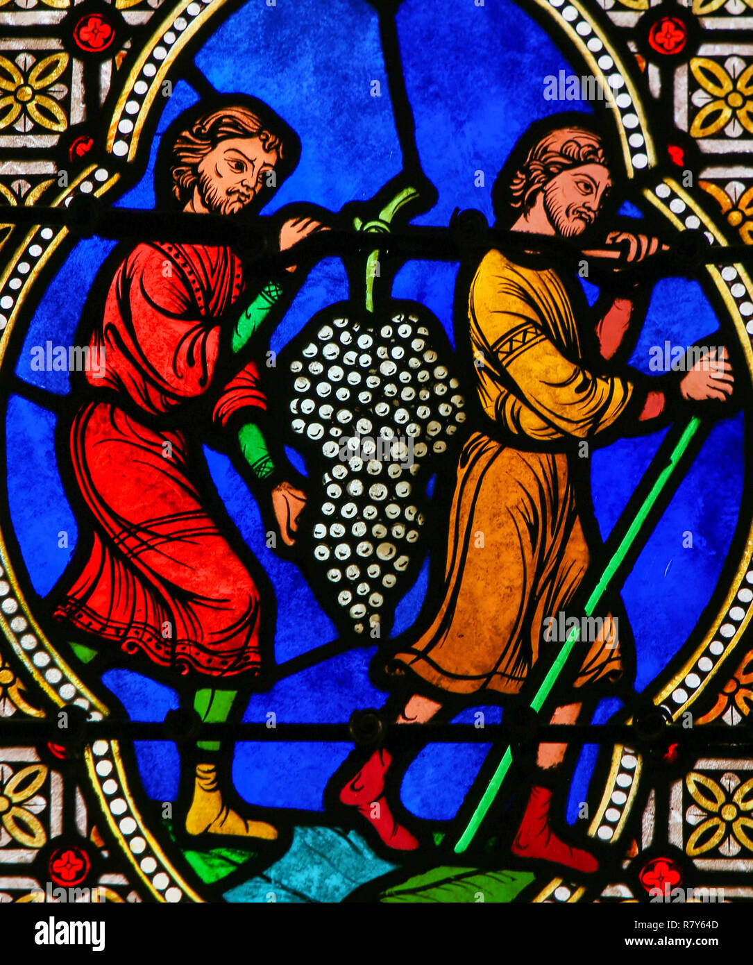 Glasfenster in der Kathedrale von Monaco, um Männer, die Trauben, symbolisiert das Blut Christi Stockfoto