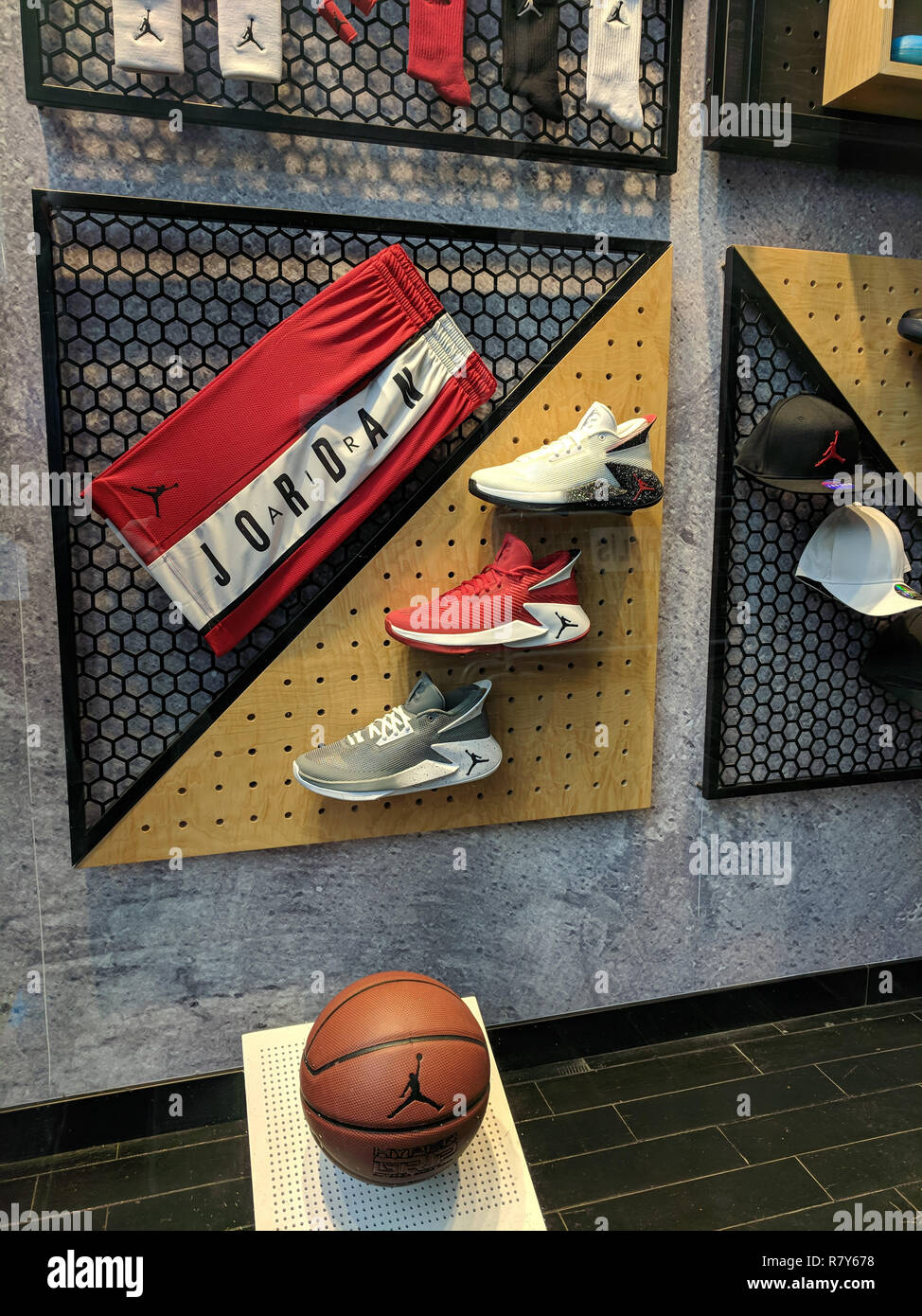 ISTANBUL, Türkei - 27 SEPTEMBER 2018: Showcase Fenster von Nike Store an  der Istiklal Straße mit Air Jordan Sneakers und Basketball Ball und  Kurzschlüsse Stockfotografie - Alamy