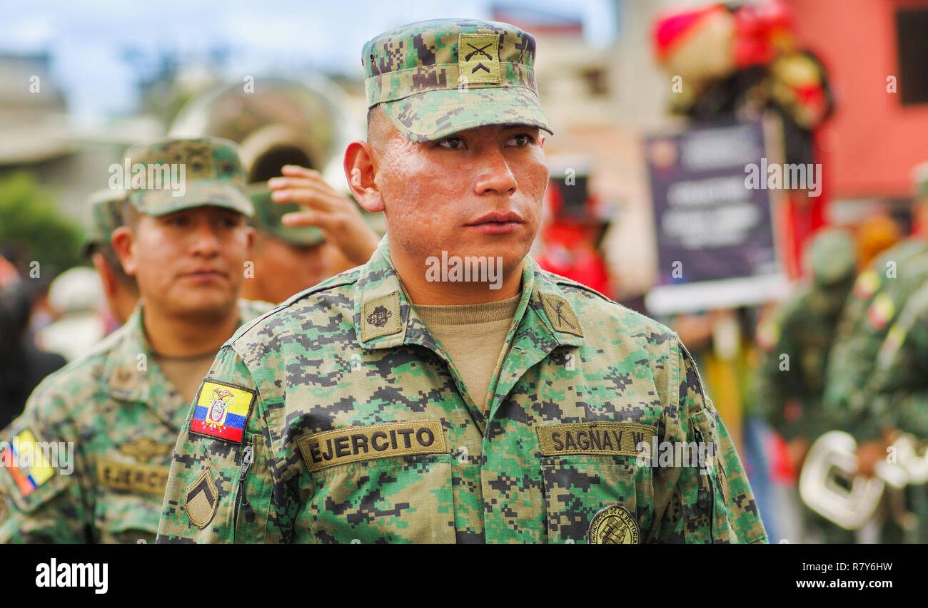 Quito, Ecuador - September 03, 2018: unbekannter Mann in Uniform während der Diablada Festival Stockfoto