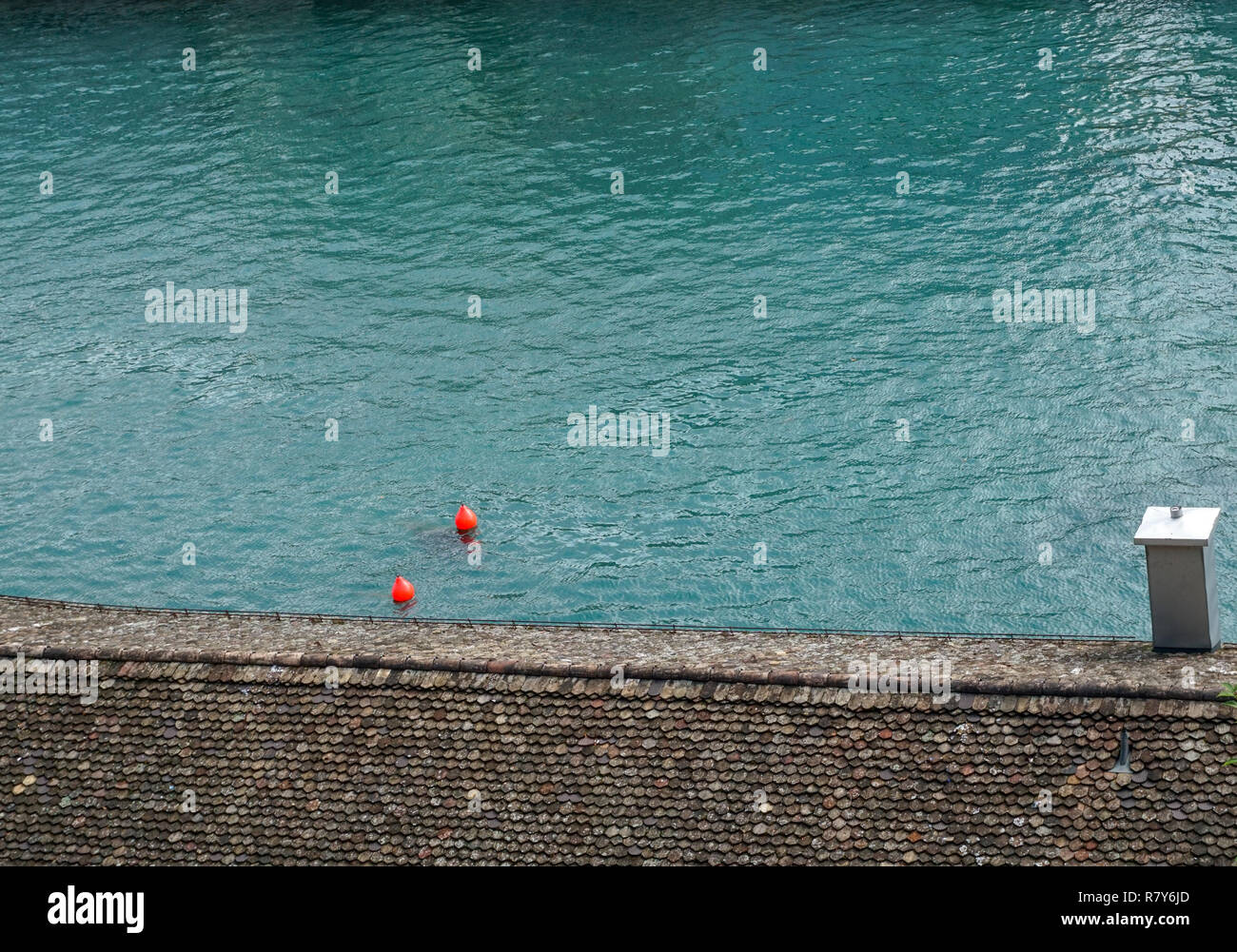 Türkisblaues Wasser in einem Fluss. Stockfoto