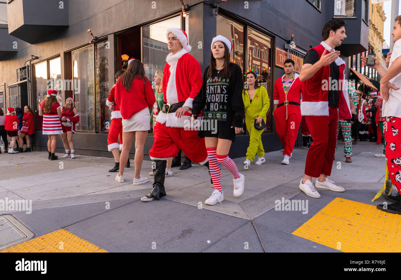 Urlaub Nachtschwärmer in San Francisco gekleidet in Santa Claus/Weihnachten Kostüme für die jährliche SantaCon Pub Crawl. Stockfoto