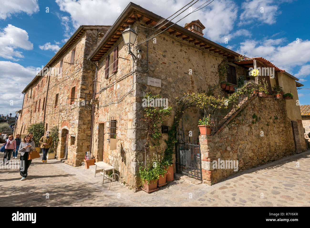 Horizontale streetview innerhalb der Mauern von Monteriggioni, Italien. Stockfoto