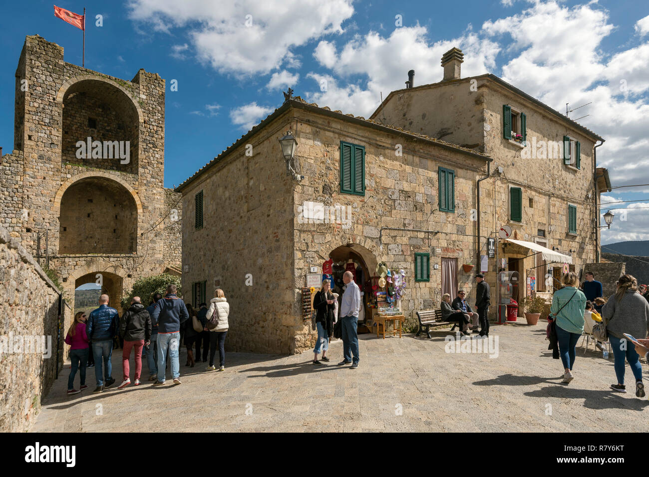 Horizontale streetview innerhalb der Mauern von Monteriggioni, Italien. Stockfoto