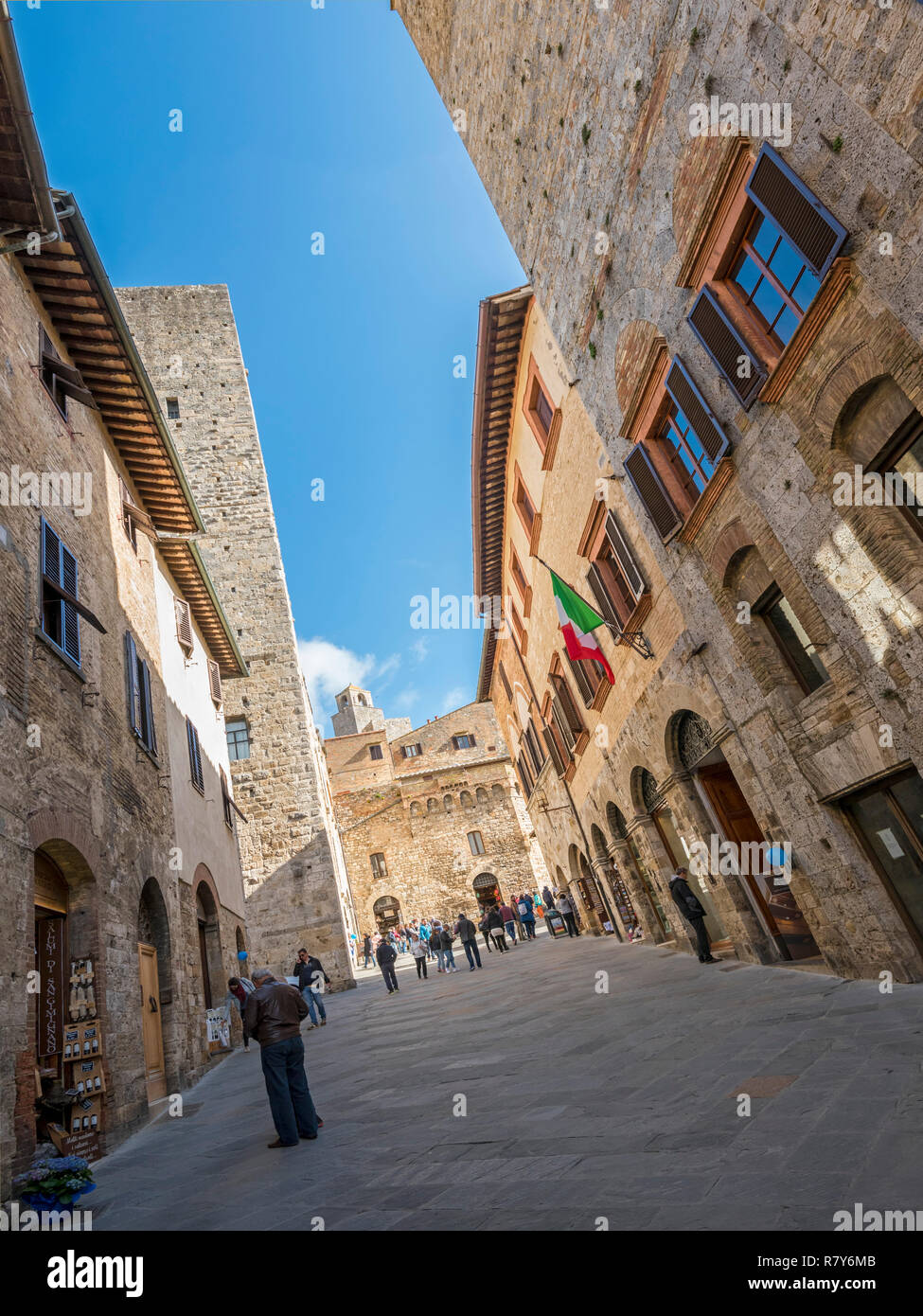 Vertikale streetview in San Gimignano, Italien. Stockfoto