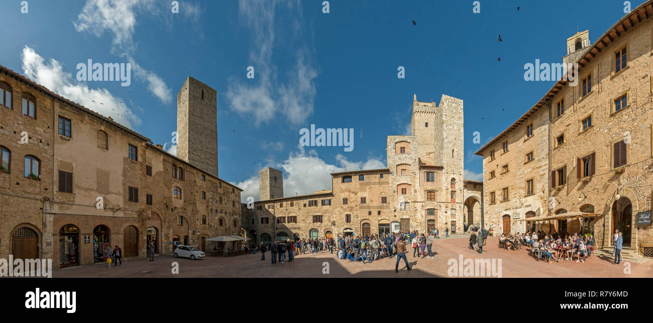 Horizontale Aussicht auf die Piazza Della Cisterna zeigt einige seiner berühmten Türme von San Gimignano, Italien. Stockfoto