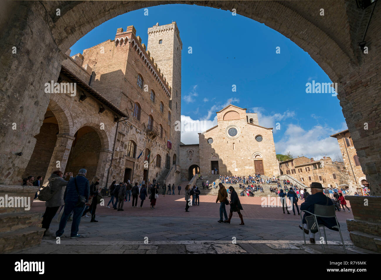 Horizontale Aussicht auf die Piazza del Duomo in San Gimignano, Italien. Stockfoto