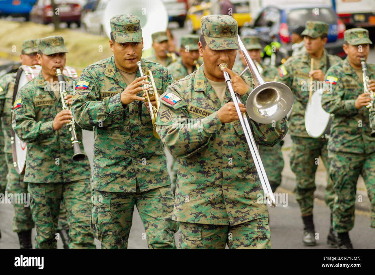 Quito, Ecuador - September 03, 2018: Unbekannter Menschen tragen Uniform in der nationalen militärischen Parade und Trompete spielen während der Diablada Festival Stockfoto