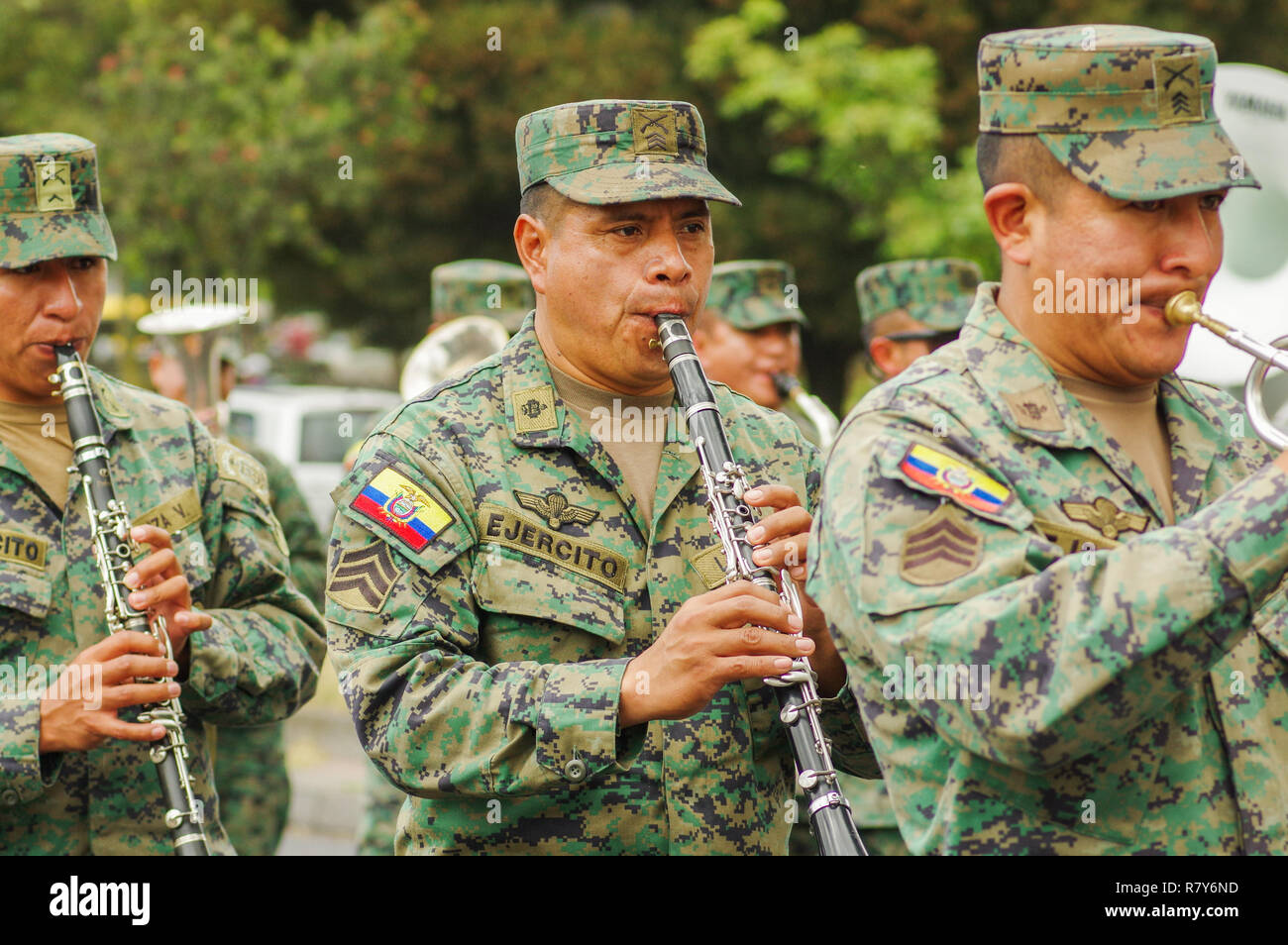 Quito, Ecuador - September 03, 2018: Unbekannter Menschen tragen Uniform in der nationalen militärischen Parade und das Spielen der Querflöte während der Diablada Festival Stockfoto