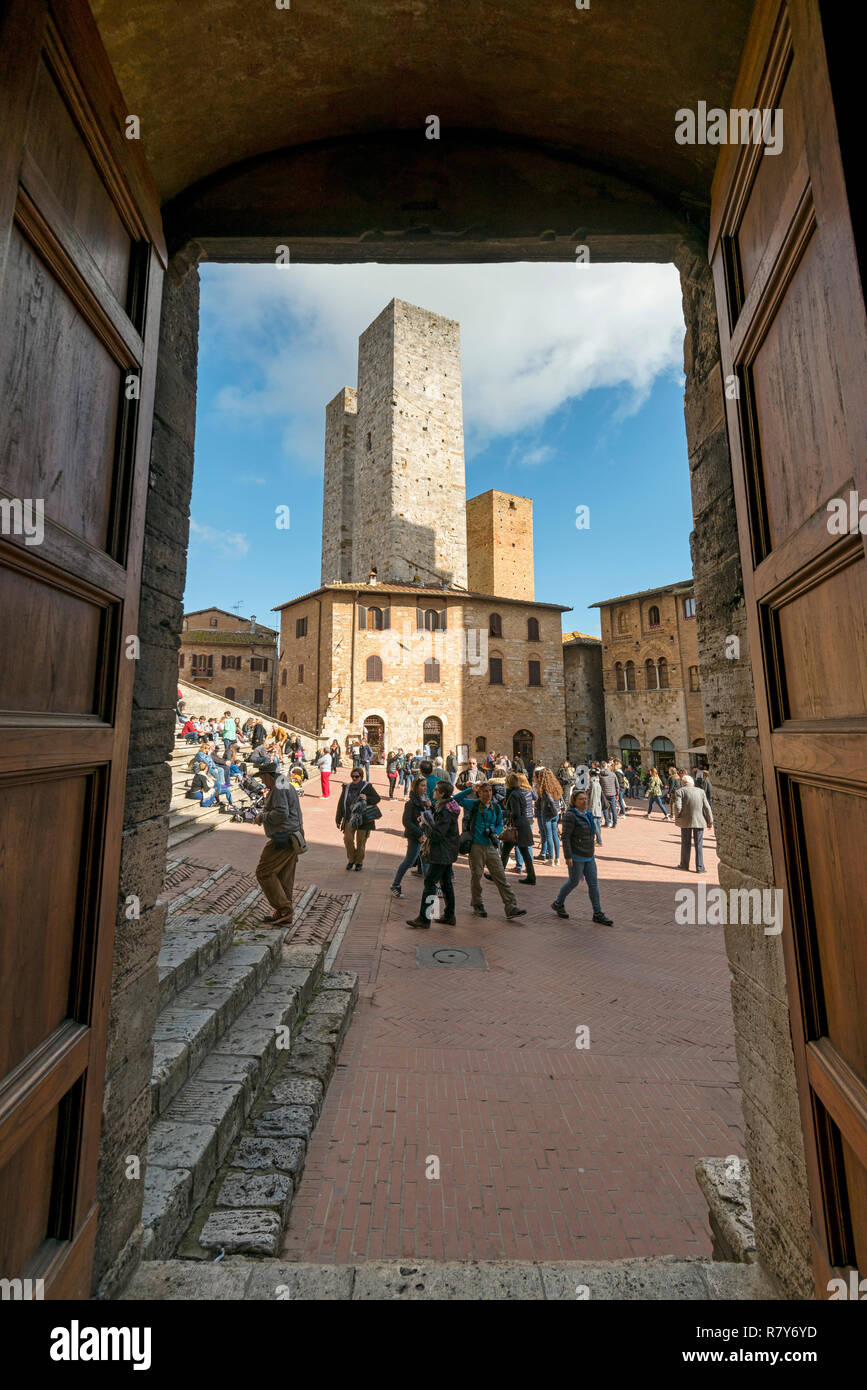 Vertikale Sicht auf die Piazza del Duomo in San Gimignano, Italien. Stockfoto
