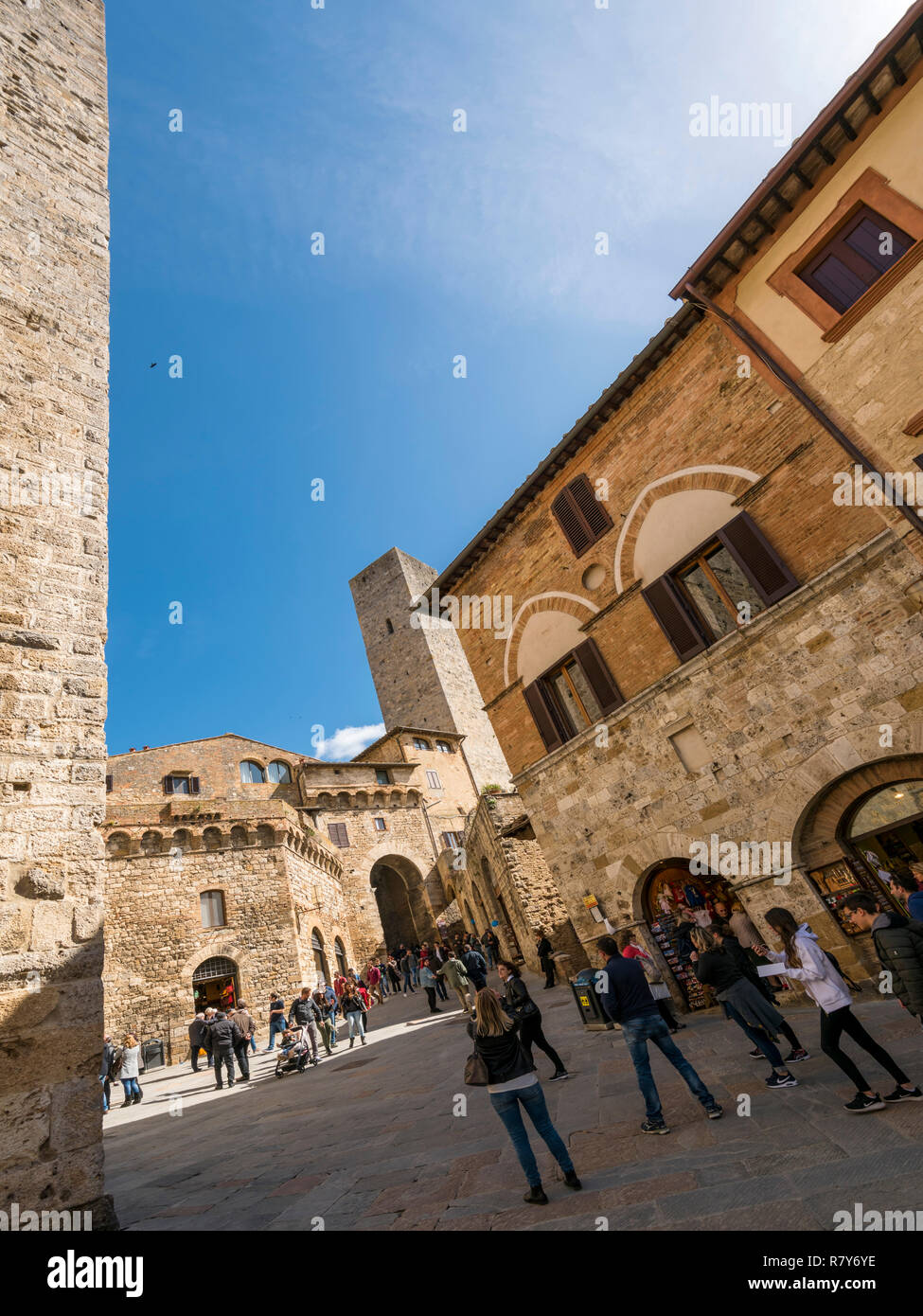 Vertikale streetview in San Gimignano, Italien. Stockfoto