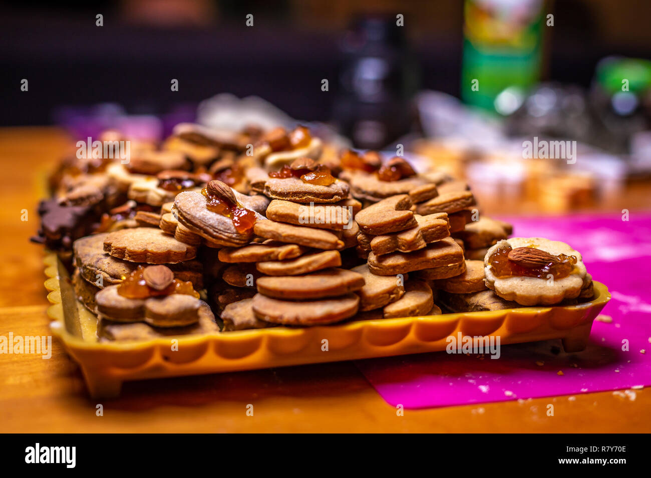 Schließen Sie sich auf traditionelle tschechische Weihnachten Lebkuchen mit Muttern auf dem Stapel auf dem Tablett mit backzutaten im Hintergrund Stockfoto