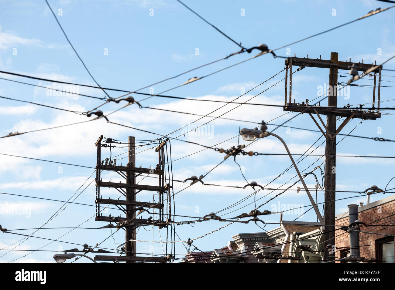 Elektrische Stromleitungen, auf Holzpfähle, Stromversorgung, Telefonleitungen und Straßenbahn Kabel, die Nordamerikanischen Standards, in der Stadt von Toron Stockfoto