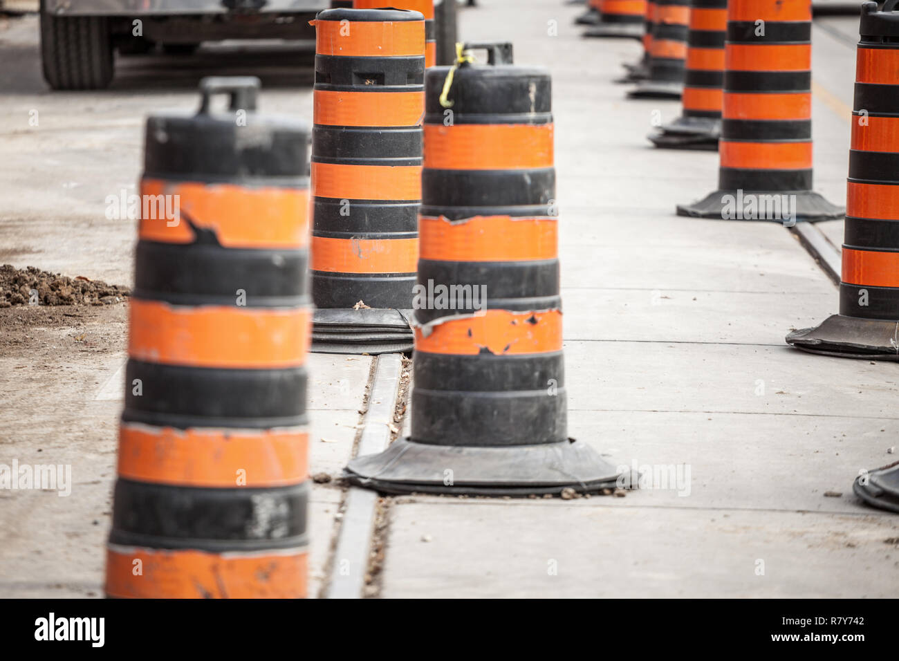 Bau von Fässern, North American Style, auf eine Renovierung Website auf einer asphaltierten Straße in der Innenstadt von Toronto, Ontario, Kanada. Diese Plots sind ikonisch o Stockfoto